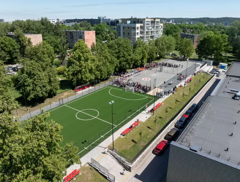Atidarytas atnaujintas Šv. Kristoforo progimnazijos sporto aikštynas